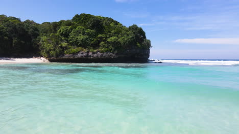 Luftaufnahme-Des-Kristallklaren-Wassers-Am-Strand-Watu-Bella-Auf-Der-Insel-Sumba,-Indonesien