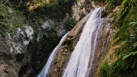 Wasser-Fließt-Die-Felsigen-Wasserfälle-In-Der-Wildnis-Hinunter