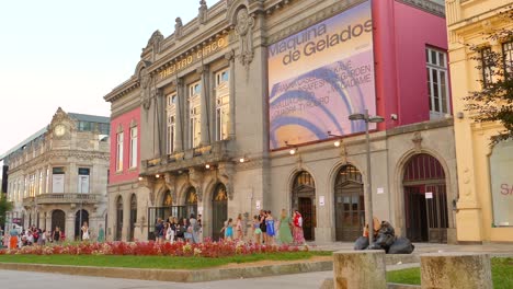 Teatro-Circo-En-Braga,-Portugal-Durante-La-Noche,-Mucha-Gente-Asistiendo-A-Diferentes-Eventos