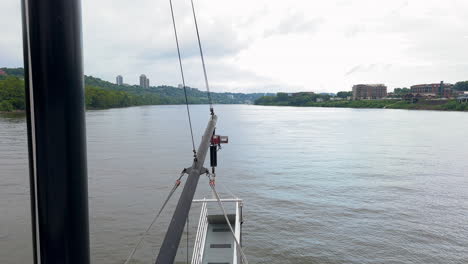 Flussbootfahrt-Auf-Dem-Ruhigen-Ohio-River-In-Den-USA-–-Pov