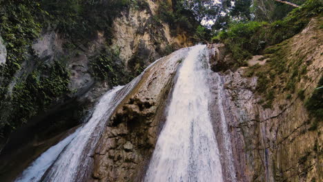 Luftaufnahme-Des-Wassers,-Das-In-Einem-Felsigen-Wasserfall-Auf-Der-Insel-Sumba,-Indonesien,-Fließt