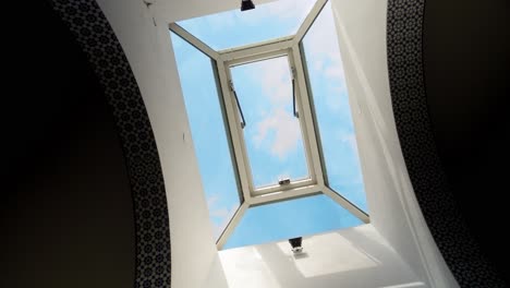 Oberlichtfenster-Mit-Bedienbarer-Entlüftung-Und-Blauem-Himmelshintergrund