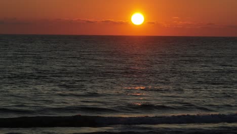 Wunderschöner-Sonnenuntergang-Am-Strand-Mit-Untergehender-Sonne