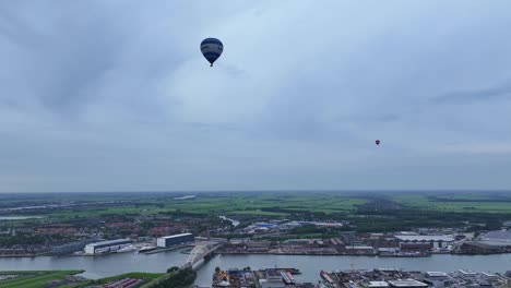 Hot-air-balloons-operating-high-in-the-sky-over-Alblasserwaard,-Netherlands