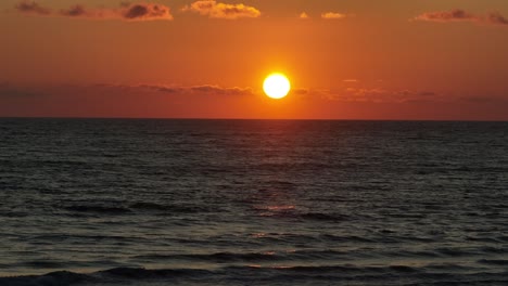 Sonnenuntergang-Am-Mittelmeer-Mit-Ruhigen-Wellen-Am-Ufer