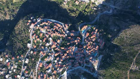 Vogelperspektive-Auf-Das-Dorf-Dhermi-Mit-Roten-Dächern-An-Der-Albanischen-Riviera,-Malerische-Luftperspektive-Mit-Mediterranem-Charme