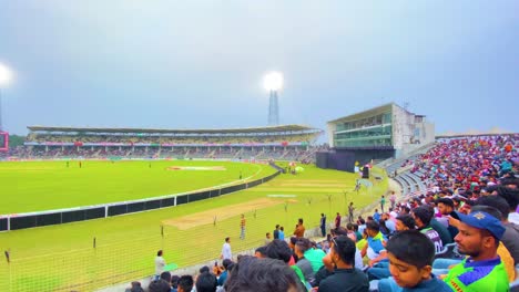 Toma-Panorámica-De-Los-Fanáticos-En-El-Estadio-Internacional-De-Cricket-De-Sylhet.