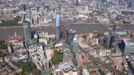 Luftaufnahme-Des-South-Bank,-London,-Von-Blackfriars-Und-Der-Tate-Modern-Bis-Zu-Southwark-Und-London-Bridges-Und-Einem-Blick-Auf-Die-City-Of-London-Towers