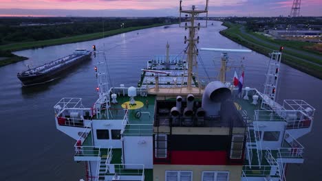 Die-Navigationsradare-Und-Das-Heck-Eines-Containerschiffs,-Das-In-Ruhigem-Wasser-Betrieben-Wird