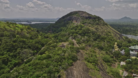 Dambulla-Sri-Lanka-Luftaufnahme-V4-Filmischer-Drohnenüberflug-über-Den-Isigili-Berg,-Aufnahme-Des-Königlichen-Höhlentempels-Und-Des-Goldenen-Tempels-Am-Hang-Mit-Blick-Auf-Die-Tropische-Dschungellandschaft-–-Aufgenommen-Mit-Mavic-3-Cine-–-April-2023