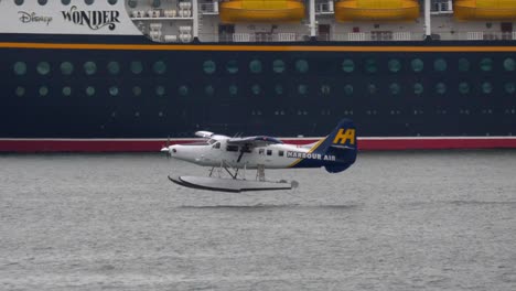 Ein-Harbour-Air-Turbo-Otter-Wasserflugzeug-Hebt-Von-Der-Wasserbahn-Ab