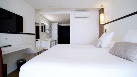 Vom-Hotelzimmer-Zum-Spa-Mit-Doppelbett,-Fernseher-Und-Klimaanlage