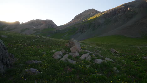 Filmische-Felsige-Schieberbrise-Bunte-Wildblumen-Kolumbien-Colorado-Letzte-Abenddämmerung-Sonnenuntergang-Goldene-Stunde-Licht-Eis-Seebecken-Silverton-Telluride-Ouray-Ausgangspunkt-Spitze-Des-Gipfels-Rocky-Mountains-Landschaft