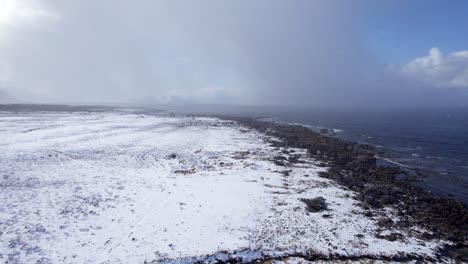 Luftaufnahme-Eines-Schneesturms-Im-Winter-In-Nordnorwegen-Entlang-Der-Norwegischen-Küste