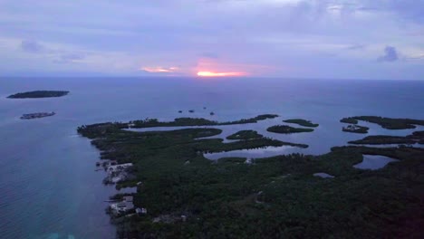Große-Tintipan-Insel-Im-San-Bernardo-Archipel-Bei-Sonnenuntergang
