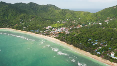 Sandige-Küste-Von-Sairee-Beach-Mit-Küstendorf-Und-üppigen-Bergen-In-Koh-Tao,-Thailand