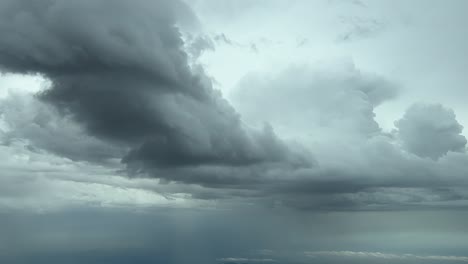 Nubes-Vistas-Por-Los-Pilotos-Fotografiadas-Desde-La-Cabina-De-Un-Avión-A-8000-M-De-Altura.