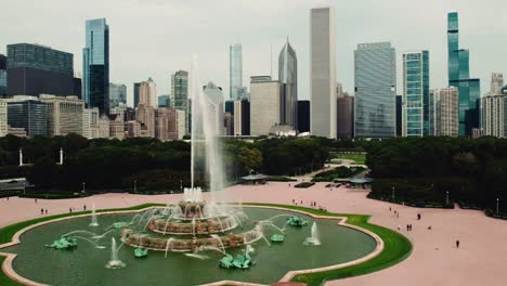 Panorama-Of-Cityscape-Around-Buckingham-Fountain-In-The-Center-Of-Grant-Park-In-Chicago,-Illinois