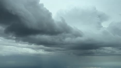 Dramatischer-Wolkenuntergang-Vom-Himmel,-Gesehen-Von-Den-Piloten-Eines-Flugzeugs,-Das-über-Einen-Stürmischen-Himmel-In-8000-M-Höhe-Fliegt