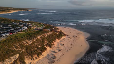 Vista-Aérea-De-La-Playa-Surfers-Point-En-La-Zona-De-Prevelly,-En-El-Oeste-De-Australia.