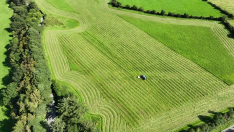 Agricultura-En-Waterford-Irlanda-Tractor-Trabajando-En-Las-Tierras-Fértiles-Mañana-De-Otoño