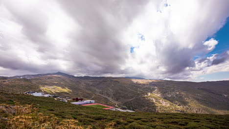 Zeitraffer-Der-Wolken-über-Dem-Nationalpark-Sierra-Nevada,-Spanien