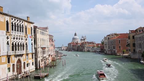 Urban-landscape-of-Venice,-Italy,-water-bus-and-taxi-traffic-on-Grand-Canal
