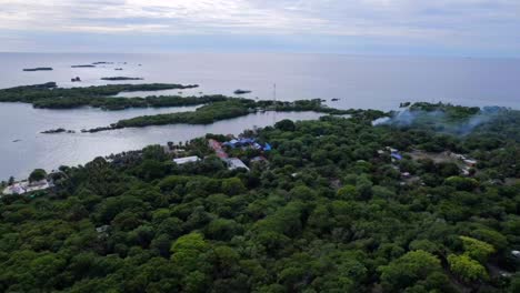 Isla-Tropical-Al-Atardecer-Mientras-La-Población-Local-Practica-La-Quema-De-Madera-Y-Rastrojos