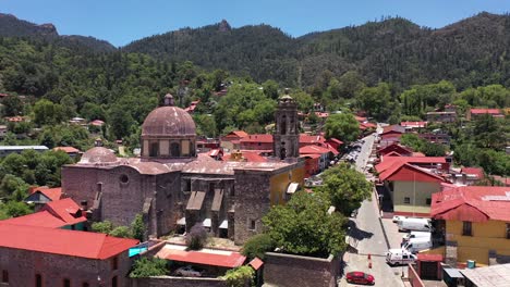 Aerial-video-captured-by-a-drone-showcasing-the-heart-of-Mineral-de-Chico,-an-enchanting-pueblo-in-Hidalgo,-Mexico