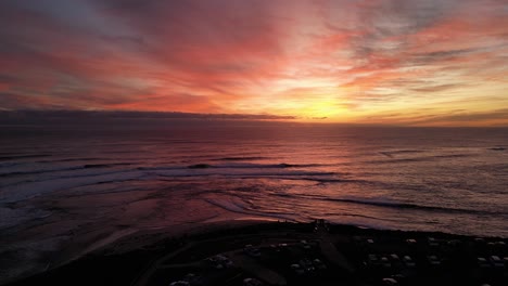Luftaufnahme-Des-Surfers-Point-Beach-Während-Eines-Orangefarbenen-Sonnenuntergangs-In-Westaustralien