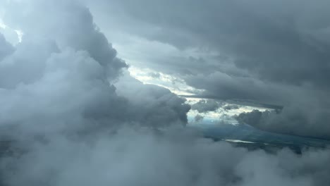 Fliegen-Durch-Die-Wolken,-Wie-Es-Die-Piloten-Sahen