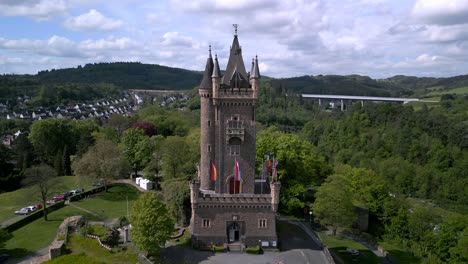 Luftaufnahmen-Des-Historischen-Wilhelmsturms-Der-Stadt-Dillenburg-In-Deutschland,-Aus-Der-Vogelperspektive