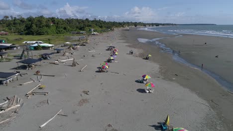 Menschen-Genießen-Einen-Tag-Am-Strand-Von-La-Barra-An-Der-Kolumbianischen-Küste
