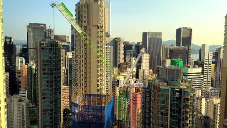 Grúa-Torre-Estacionaria-En-Un-Sitio-De-Construcción-De-Rascacielos-Rodeado-De-Edificios-Residenciales-En-La-Jungla-De-Cemento-De-Hong-Kong