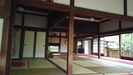 Panorámica-Del-Interior-De-Una-Habitación-De-Tatami-En-Japón,-Arquitectura-De-Suelo-Tradicional-Y-Jardín-Japonés-Del-Templo-Hosen-in-En-Kioto
