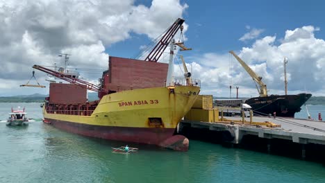 Große-Schiffe-Legen-Im-Hafen-Der-Stadt-Davao-An