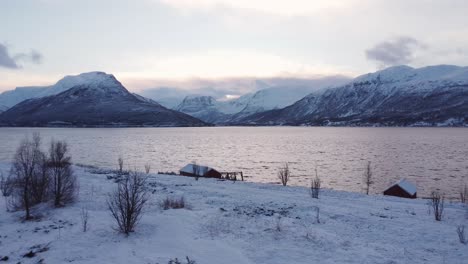 Rote-Häuser-In-Norwegen-An-Den-Fjorden-Im-Winter-An-Einem-Bewölkten-Tag