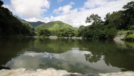 Blick-Auf-Den-Haina-Staudamm-In-Der-Dominikanischen-Republik,-Schöne-Ruhige-Und-Entspannte-Atmosphäre
