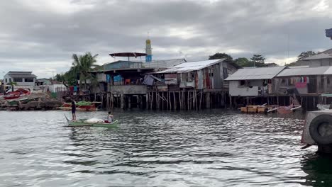 Casas-Flotantes-Junto-Al-Mar-En-La-Ciudad-Jardín-De-Samal-En-La-Ciudad-De-Davao,-Filipinas