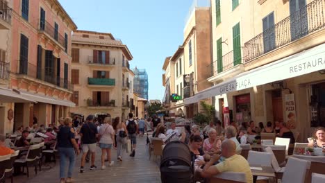 Street-scene-of-the-old-town-of-Alcúdia-with-crowd-of-tourists