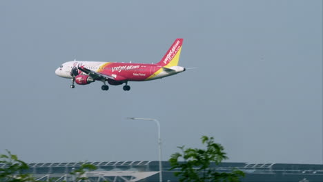 Thai-VietJet-Air-prepares-for-Landing-at-Suvarnabhumi-Airport,-Thailand