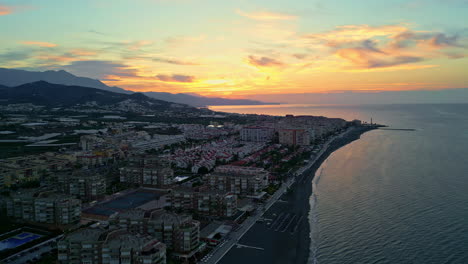 Bunter-Sonnenuntergang-Drohnenblick-über-Playa-Marina-Del-Este,-Spanien