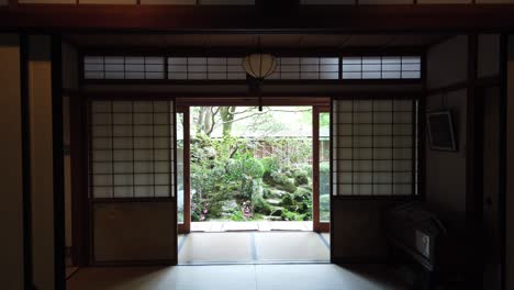 Dentro-De-Una-Antigua-Casa-Tradicional-Japonesa-De-Madera-Con-Tatami-Y-Templo-De-Jardín-En-Kioto