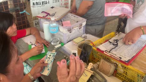 Tres-Personas-Compraron-Boletos-Utilizando-Pesos-Filipinos-Como-Moneda