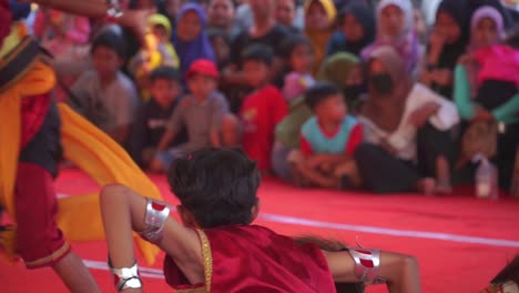 Toma-En-Cámara-Lenta-De-Niños-Varones-Mostrando-Danza-Tradicional-Indonesia,-Topeng-Ireng