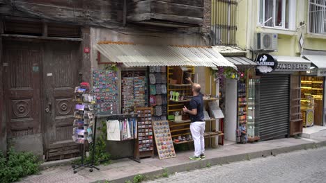 Shopkeeper-setting-up-his-souvenir-shop-in-Istanbul,-Turkey