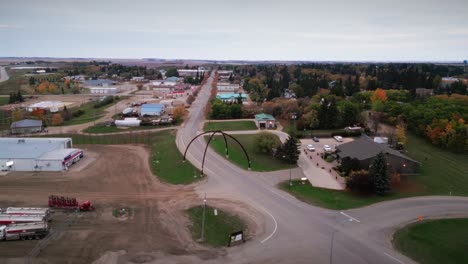 Un-Clip-Largo-De-Gran-Angular-4k-Drone-Shot-Del-Paisaje-Del-Norte-De-Canadá-Un-Pequeño-Pueblo-Rural-De-Esquí-Pueblo-Pesquero-Arcos-De-La-Calle-Principal-En-La-Comunidad-De-Asessippi-En-Binscarth-Russell-Manitoba-Canadá