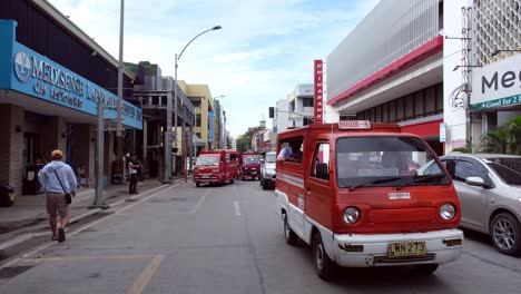 Auf-Der-Straße-Mit-Gewerbegebäuden-Auf-Beiden-Seiten-Im-Stadtzentrum-Von-Davao,-Philippinen,-Verkehren-Mehrere-Fahrzeugtypen
