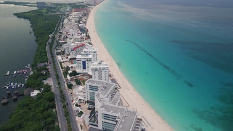 Antena-De-Cancún-México-Riviera-Maya-Drone-Vuela-Sobre-La-Zona-Hotelera-Con-Arena-Blanca-Playa-Tropical-Del-Mar-Caribe