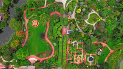 Von-Oben-Nach-Unten-Des-Farbenfrohen-Botanischen-Gartens-Von-Chicago,-Schöne-Luftaufnahmen-Im-Sommer